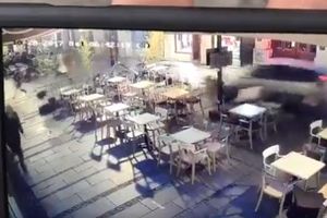 (VIDEO) JEZIV SNIMAK NADZORNE KAMERE JUTROŠNJEG KARAMBOLA U KNEZU: Pogledajte kako je radnica kafića izbegla smrt u sekundi!