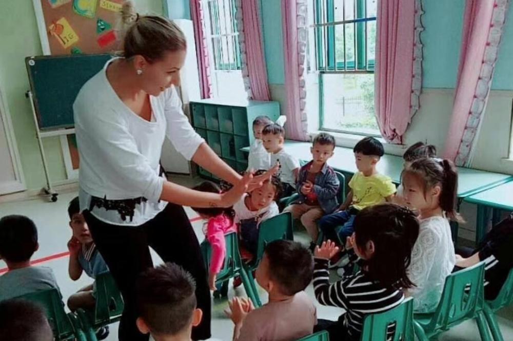 U SRBIJI BILA MINIMALNO PLAĆENA, PA JEDNOG DANA NAPUSTILA SVE: Svetlana (32) iz Bele Crkve otišla u daleku Kinu da deci predaje engleski! Ali da li se pokajala?