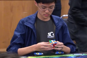 PAO REKORD! Momak sklapa Rubikovu kocku za 4,59 sekundi!