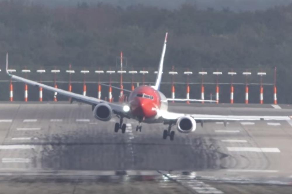 (VIDEO) VETROVI UDARALI SA SVIH STRANA: Pogledajte kako su avioni jedva sletali na pistu dok je oluja besnela