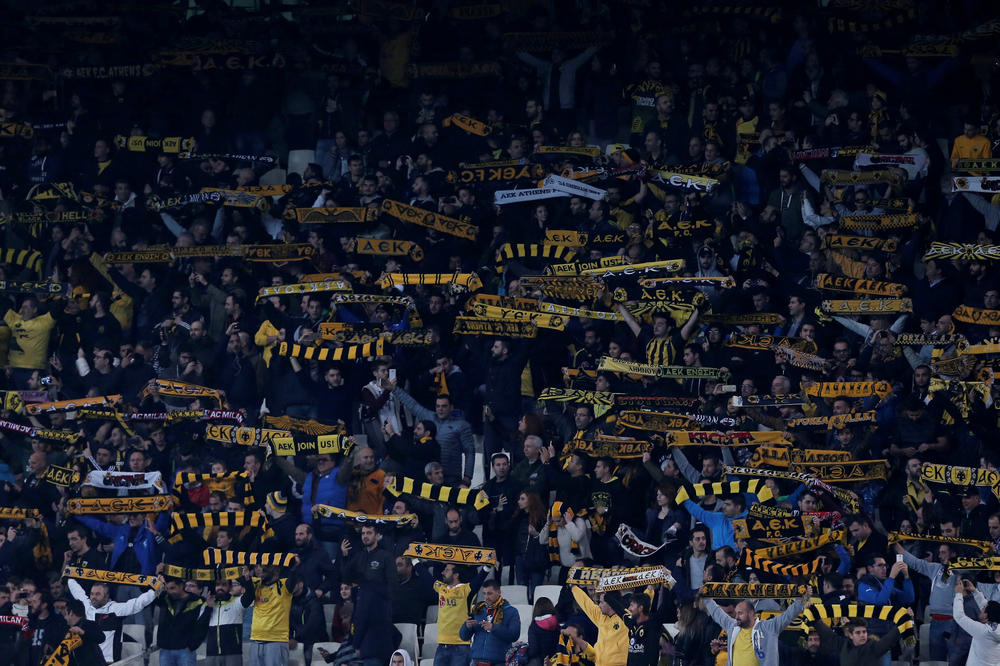 HAOS U VOZU: Žestoka tuča navijača AEK-a i Milana u Atini
