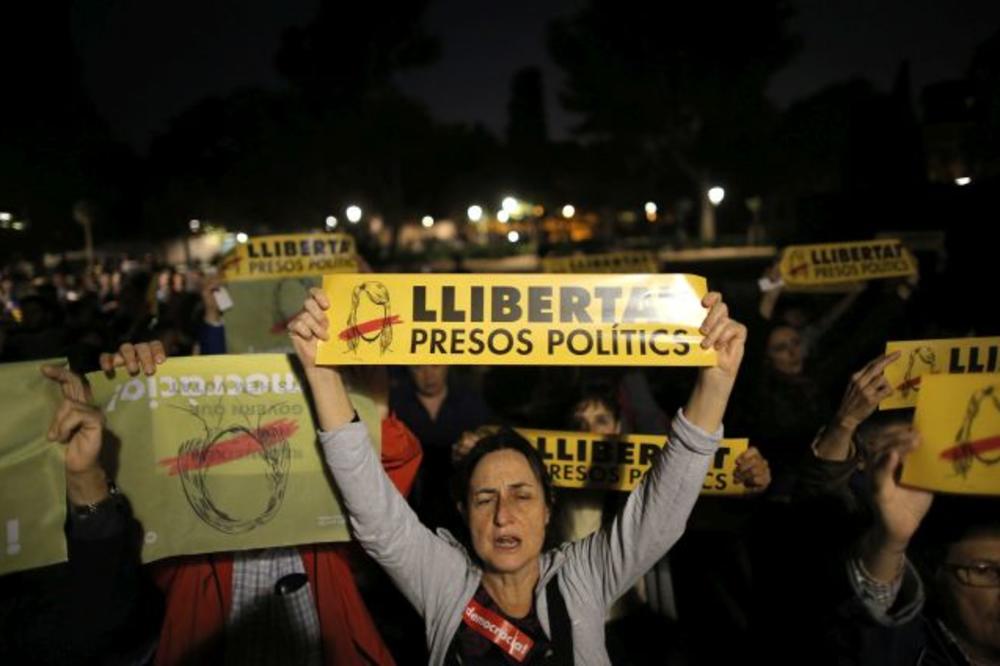 (FOTO) USTALA JE KATALONIJA: Zbog hapšenja zvaničnika hiljade na ulicama!