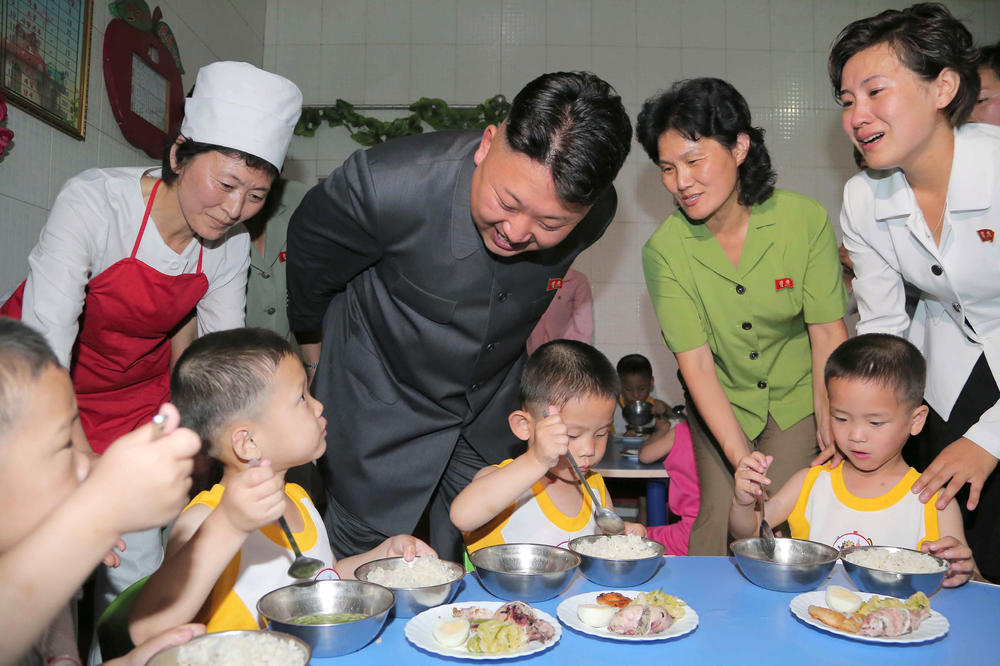 (FOTO) ŠOKANTNI PODACI! EVO KAKVE UŽASNE STVARI JEDU U SEVERNOJ KOREJI: Za siromašne veštačko meso, pica samo za bogataše!