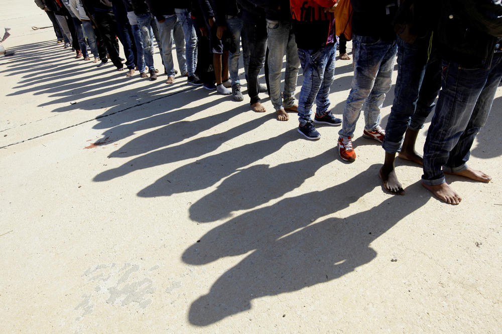 MARŠ MIGRANATA IZ GRČKE KA MAKEDONIJI: Policija blokirala 200 izbeglica kod Soluna!