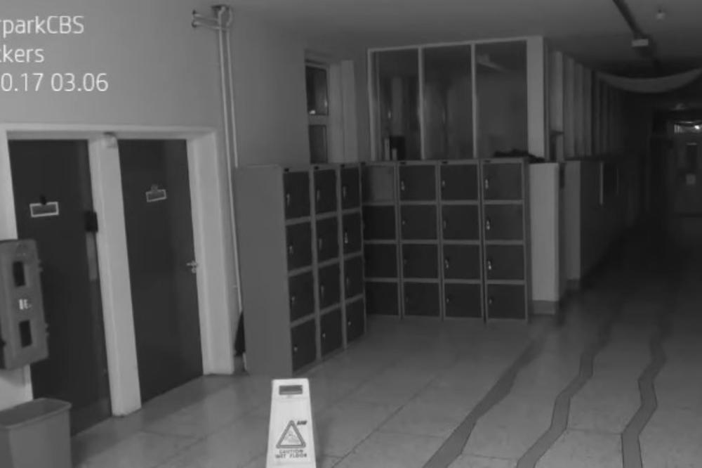 (VIDEO) STVARI USRED NOĆI LETELE PO PRAZNOM HODNIKU ŠKOLE: Užasavajući snimak sigurnosne kamere koji ledi krv!