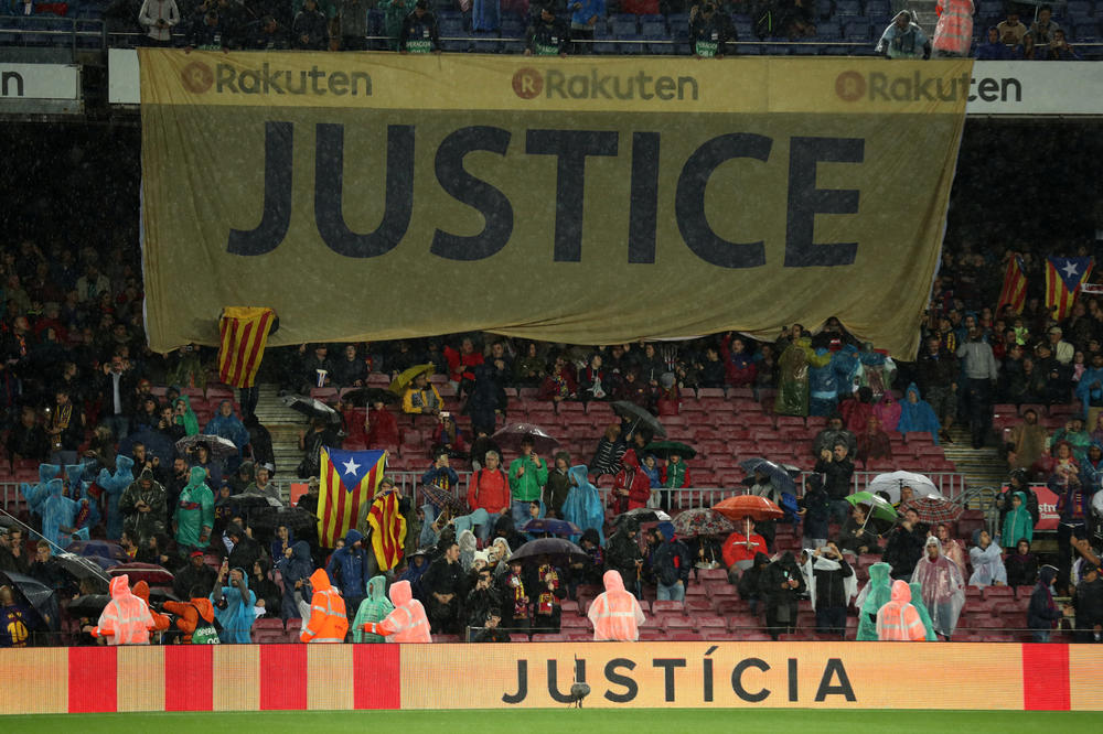 TRAŽE PRAVDU: Navijači Barselone podržavaju uhapšene katalonske lidere