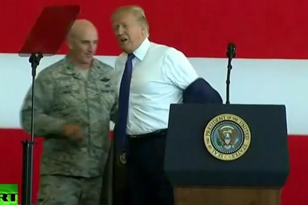 (VIDEO) VIŠE MU SE SVIĐA: Tramp pred vojnicima skinuo sako i oduševio ih šta je obukao!