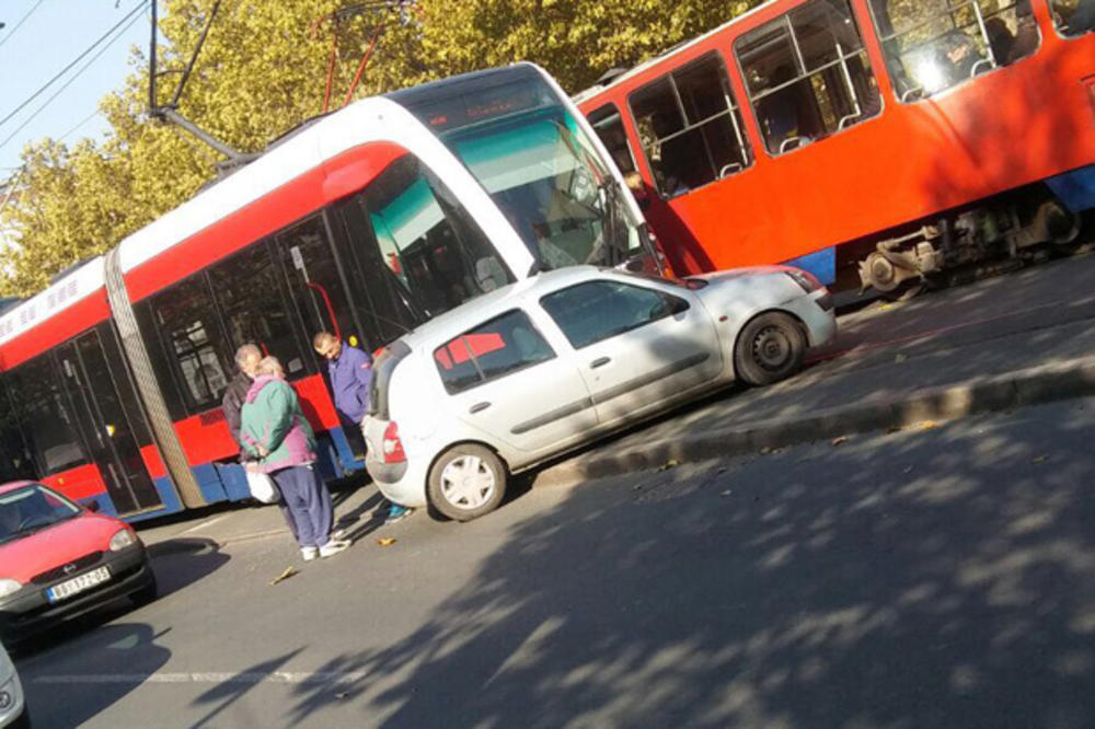 SAOBRAĆAJNA NEZGODA U BULEVARU: Sudar tramvaja i automobila