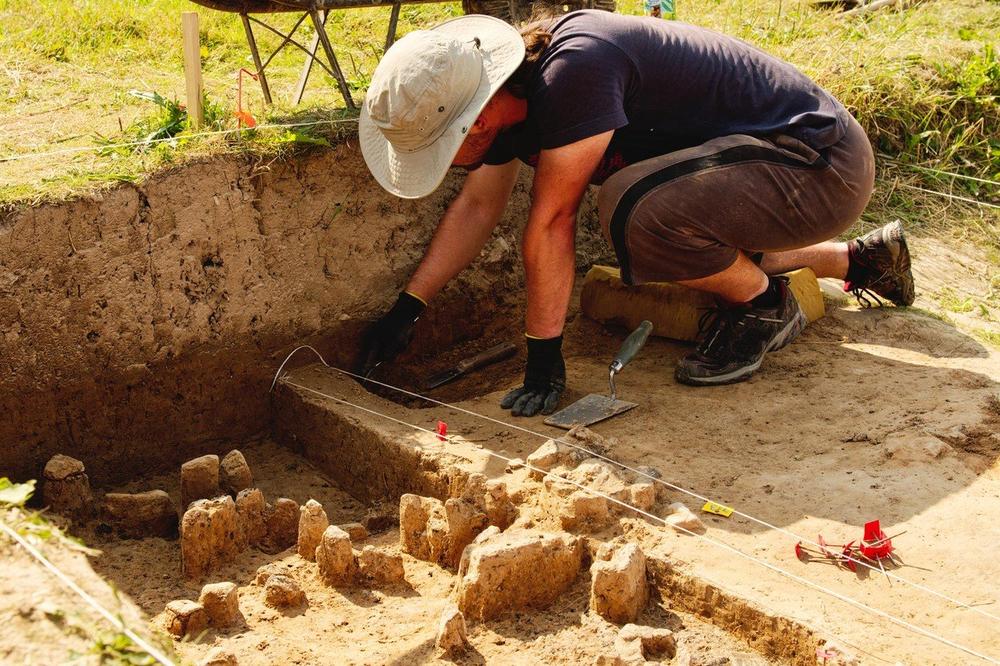 SASVIM SLUČAJNO OTKRIĆE: Radnici postavljali barijere, pa naišli na drevni rimski put