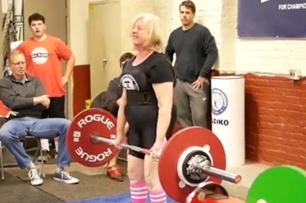 (VIDEO) Šta zna baba šta je sto kila!? Neverovatna starica od 76 godina diže tegove!