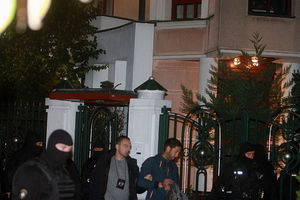 (FOTO) NJIH SU UHAPSILI SPECIJALCI U NOVOM SADU: Pale dve krupne zverke, hitno ih transportovali za Beograd