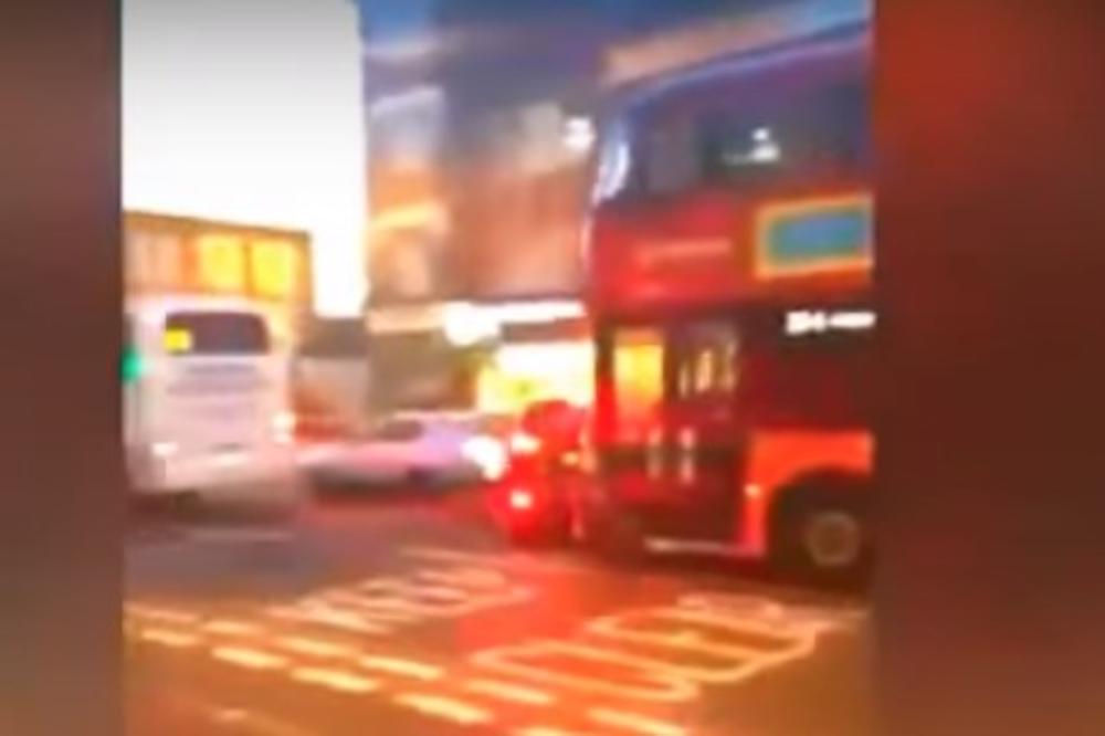 (VIDEO) HOROR VOŽNJA U GRADSKOM PREVOZU: Londonski autobus gazio sve pred sobom, povređeno i malo dete!