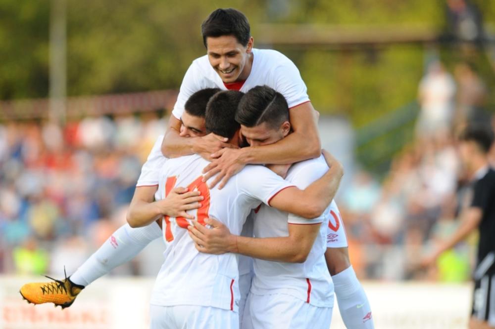 (FOTO) ORLIĆI DRALI AUSTRIJANCE, PA PICU: Pogledajte kako su mladi srpski fudbaleri u svlačionici slavili pobedu