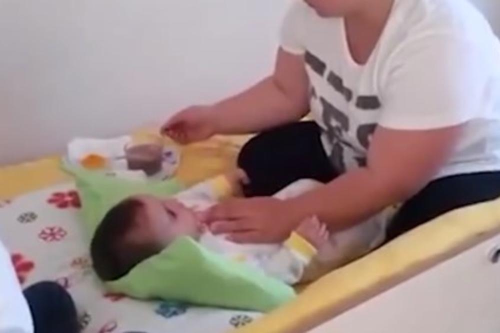 (VIDEO) OVA MAMA JE GENIJE: Našla je savršeno rešenje da smiri bebu! Kada odgledate snimak i vi ćete ovo raditi!