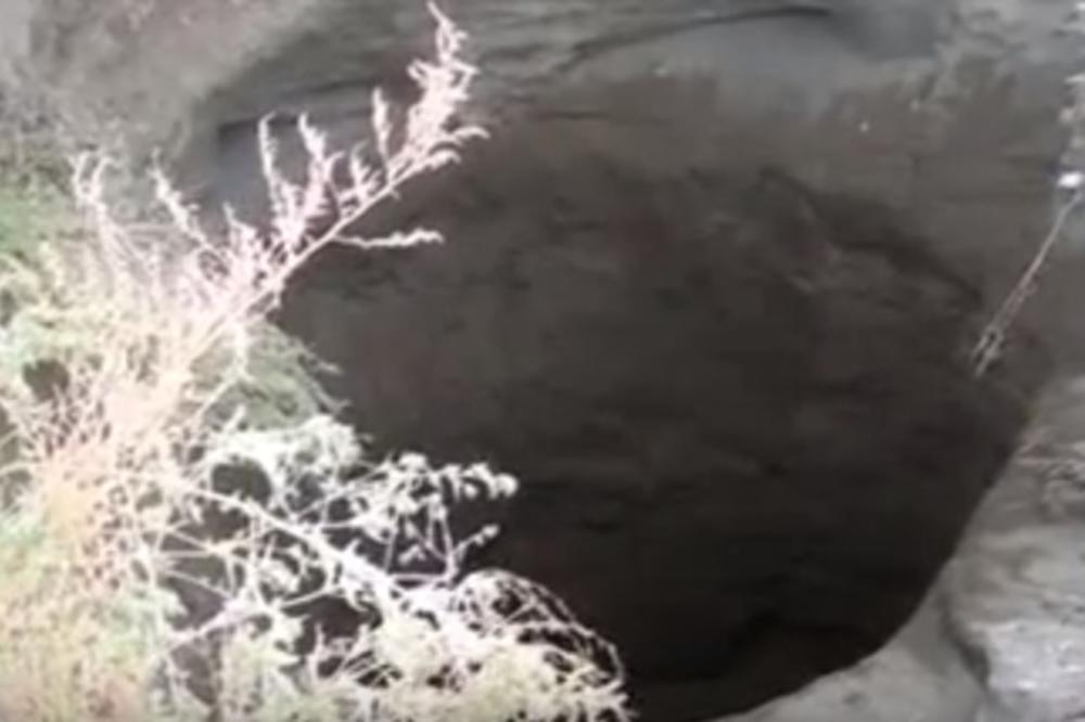 (VIDEO) NA OVOM MESTU SE DOGAĐAJU ČUDNE STVARI: Iznenada se pojavila rupa duboka 15 metara i to nije prvi put!