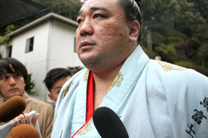 SKANDAL U JAPANU: Sumo šampion suspendovan jer je kolegu udario flašom u glavu!