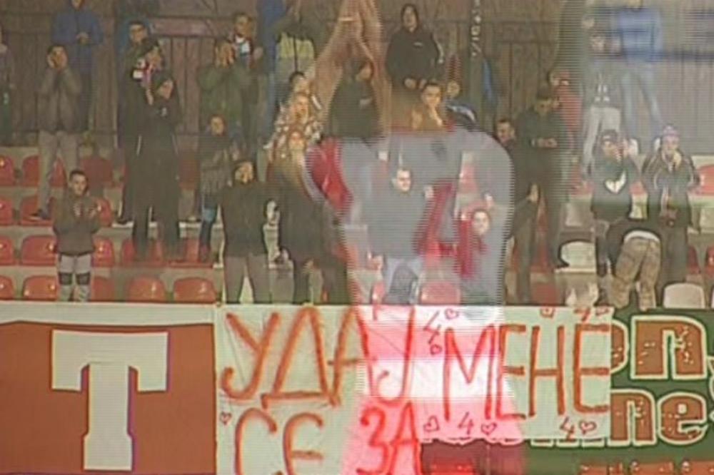 (VIDEO) ROMANTIČNA PROSIDBA NA TERENU: Fudbaler Borca pre početka utakmice sa Zvezdom pitao devojku da se uda za njega!