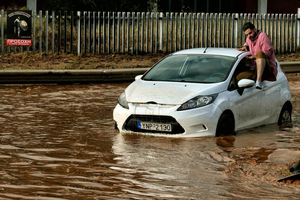 (FOTO, VIDEO) STRAHOTA U GRČKOJ! BLATO I MULJ NASTAVLJAJU DA UBIJAJU: Poginulo 15 ljudi, bujica rušila kuće i nosila automobile!