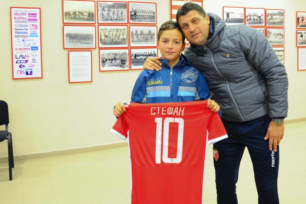 (FOTO) DIRLJIV SUSRET: Trener Crvene zvezde Vladan Milojević poklonio dres 11-godišnjem navijaču koji je ostao bez oca