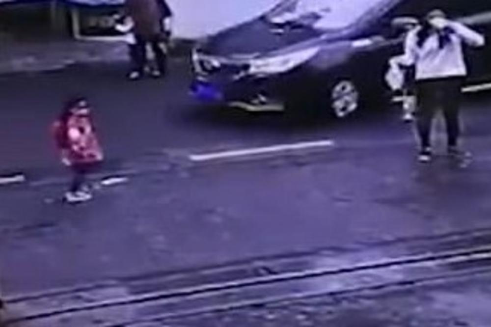 (UZNEMIRUJUĆI VIDEO) KOBNI TRENUTAK NEPAŽNJE: Auto gazi devojčicu pred majkom!