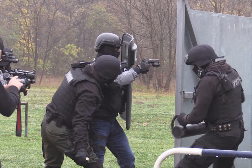 (FOTO) SRPSKA POLICIJA U AKCIJI: Sa Holanđanima i Nemcima vežbali rizična hapšenja!