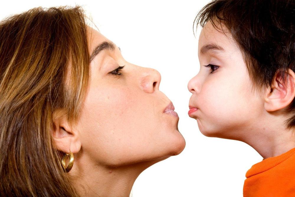 (ANKETA) TEMA KOJA JE POSVAĐALA SVET: Da li je normalno ljubiti decu u usta? GLASAJTE!