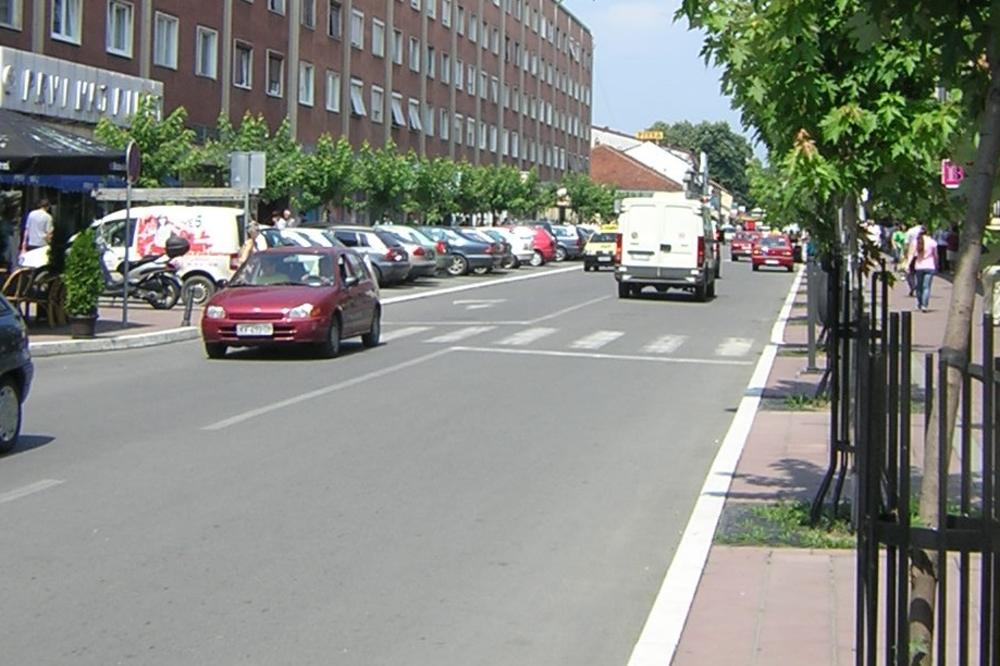 (FOTO) ŠOKIRAO VAS JE VEPAR KOJI JURI GRAĐANE U NOVOM SADU, A POSLE OVOGA ĆETE OSTATI BEZ TEKSTA: Centrom Kraljeva prošetao konj!