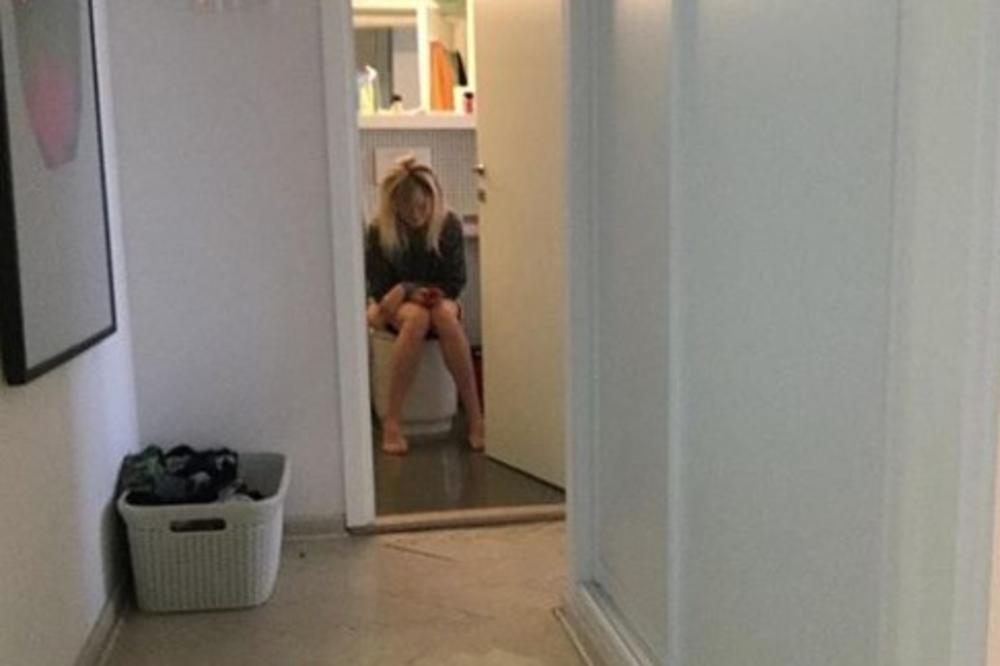 (FOTO) UHVAĆENA U NEZGODNOM TRENUTKU: Poznata pevačica šokirala fanove na Instagramu fotkom sa WC šolje!
