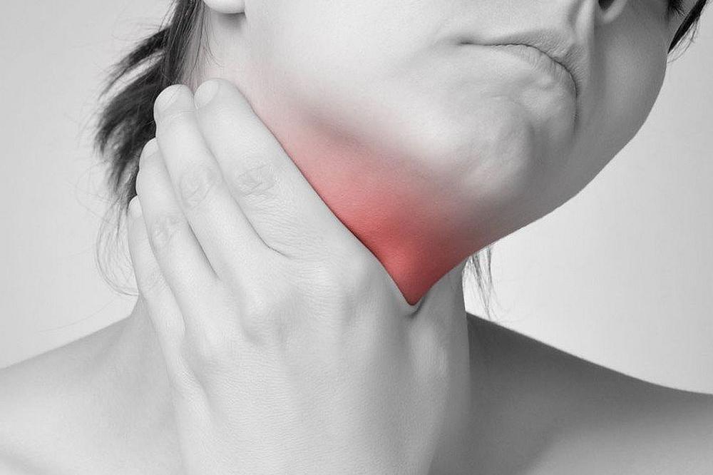 OVI SIMPTOMI UKAZUJU NA RAK KRAJNIKA: Evo zašto nikada ne smete da ignorišete bol u grlu