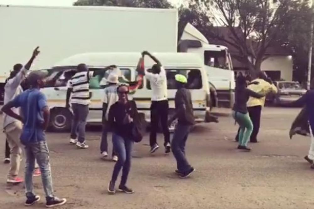 (VIDEO) OVAKO SLAVI ZIMBABVE: Kada su čuli da Mugabea više nema, odmah su izašli na ulice!