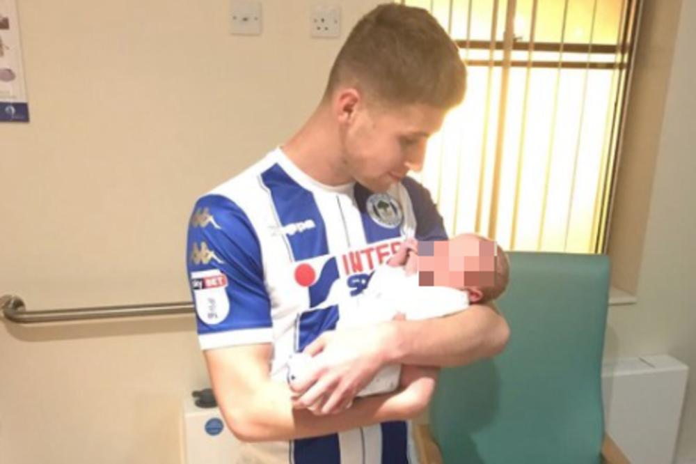 (FOTO) LJUDI, ŽURIM! Postigao dva gola i u kompletnoj fudbalskoj opremi otrčao u porodilište da vidi sina!