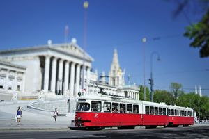 PRISTOJNOST JE IN: Bečke linije zavode red u vozilima gradskog saobraćaja!