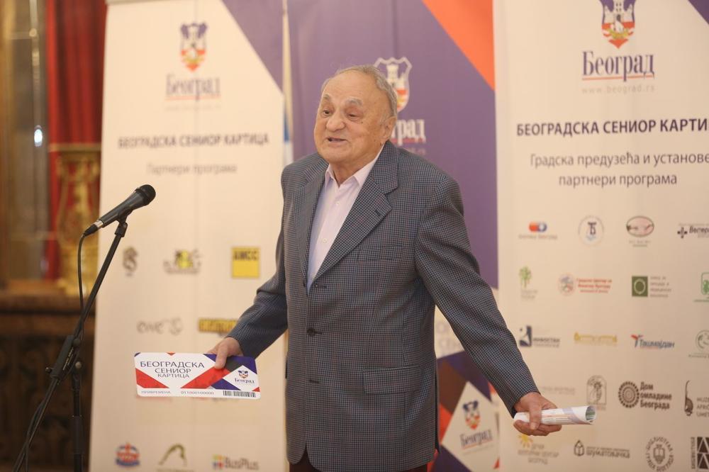 (FOTO) URUČENA 100.000. SENIOR KARTICA: Ovo je Dragoslav, deka koji ju je dobio!