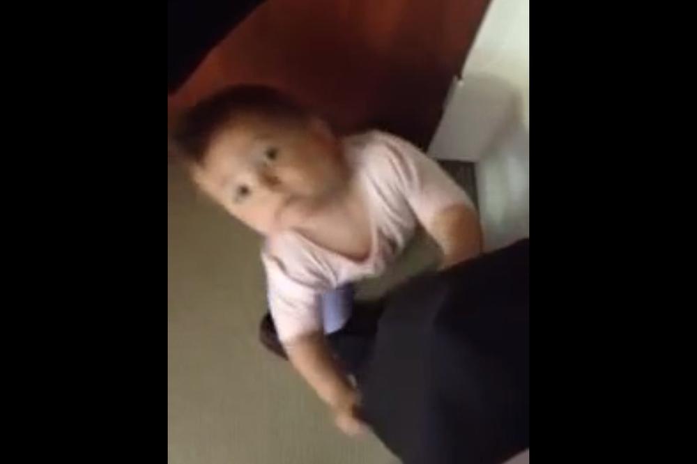 (VIDEO) Tata, danas ne ideš na posao! Duša mala radi sve kako bi ćalac ostao kod kuće!