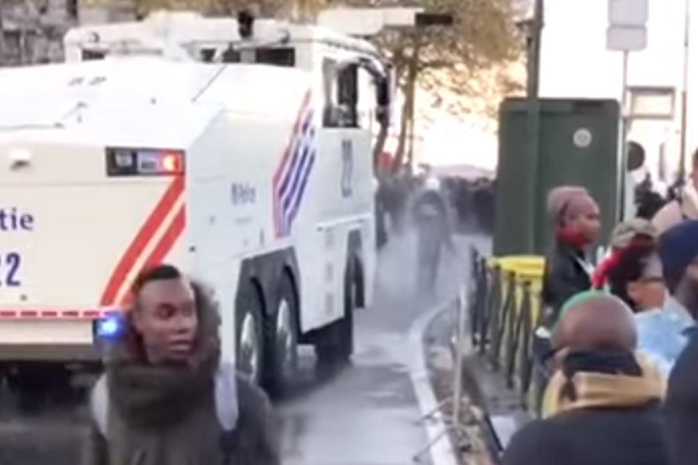 (VIDEO) HAPŠENJA U BRISELU: Protesti podrške migrantima pretvorili se u nered i haos!