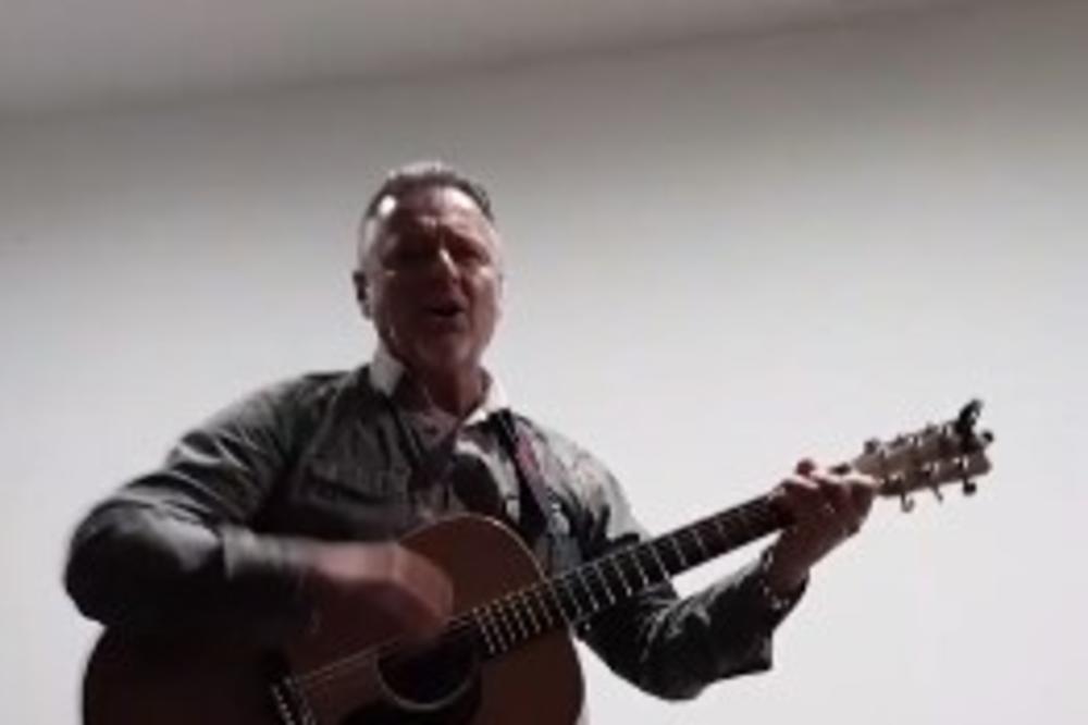 (VIDEO) SKANDALOZNO: Tompson održao ustaški čas srednjoškolcima i pevao im pesme