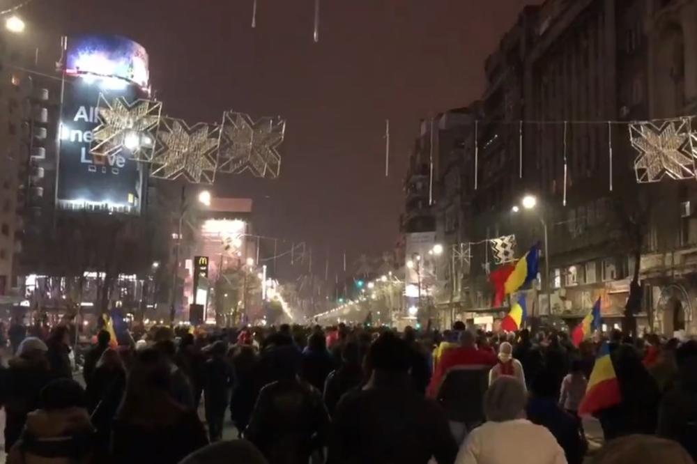 (VIDEO) USTALA JE RUMUNIJA: Hiljade protestuju protiv sistema koji štiti korupciju