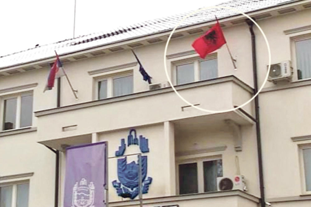 ŽESTOKA PROVOKACIJA NA JUGU SRBIJE: Albansku zastavu stavili pored srpske!