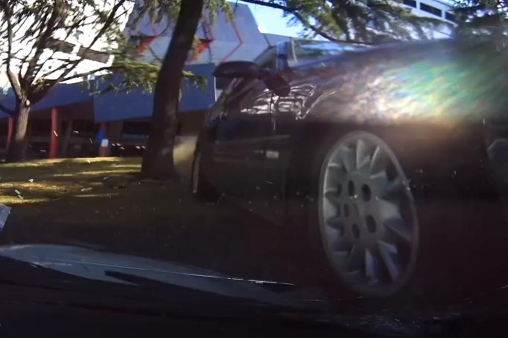 (VIDEO) Krš i lom na parkingu! Deda pritisnuo gas umesto kočnice!