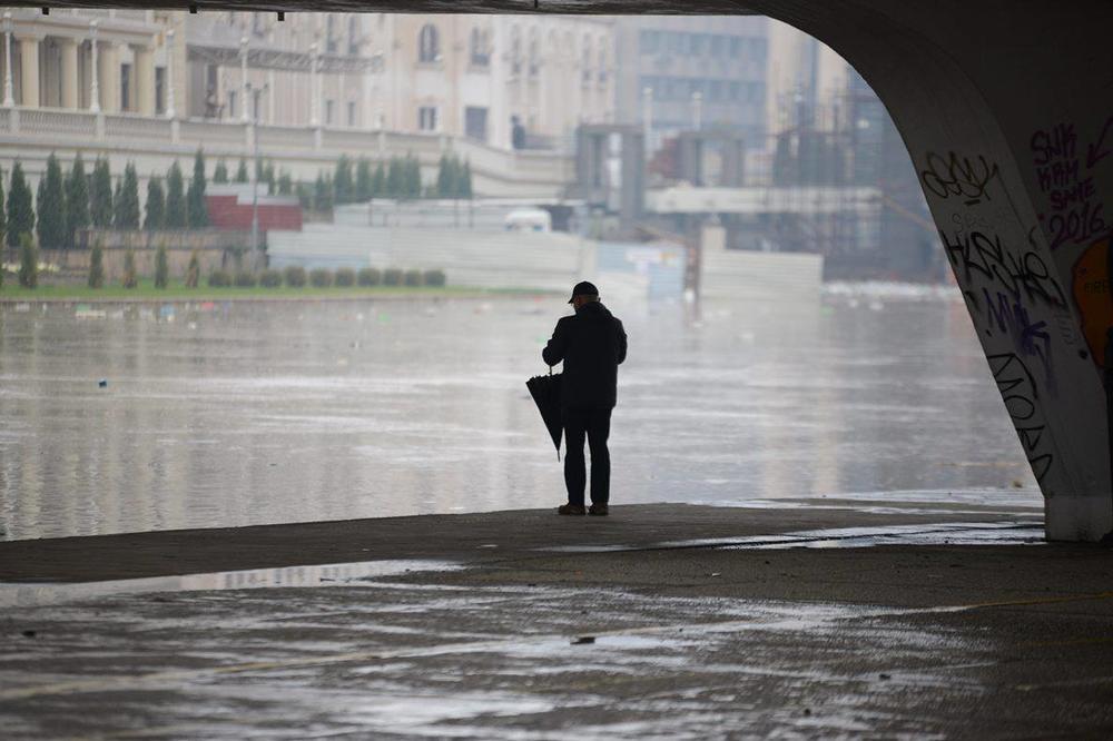 (FOTO) SKOPLJE POD VODOM: Izlio se Vardar, poplavljen centar grada