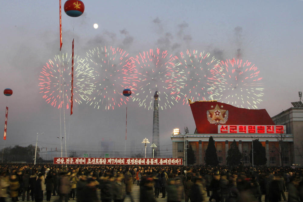 (FOTO) ŽURKA I VATROMET: Ovako izgleda proslava u Pjongjangu