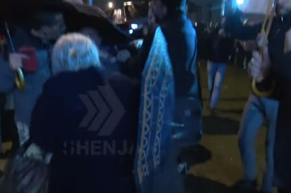 (VIDEO) INCIDENT NA PROTESTU U SKOPLJU: Dve žene se potukle ispred zgrade suda!