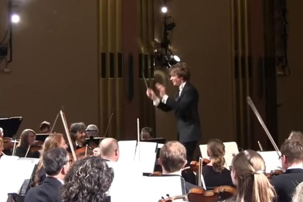 (VIDEO) CELOM SALOM JE ODJEKNUO VRISAK: Žena je zaspala na koncertu klasične muzike, a probudilo je nešto neočekivano!