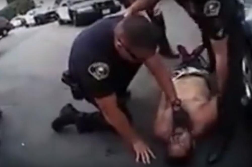 (UZNEMIRUJUĆI VIDEO) FATALNO HAPŠENJE U KALIFORNIJI: Policajci muškarca omamili strujom, umro posle tri infarkta