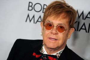 (VIDEO) PEVAČ IZGUBIO KOMPAS: Sramotno ponašanje Eltona Džona, vrištao i psovao fanove! Ali to nije sve!
