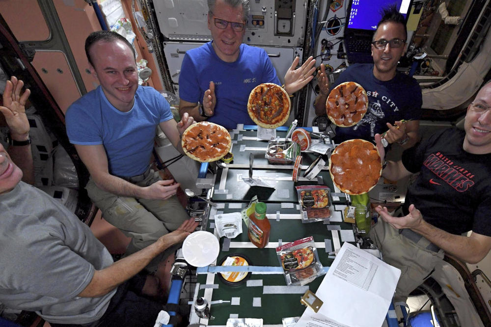 (VIDEO) PICA IZ SVEMIRA: Astronauti se uželeli omiljenog jela, pa se snašli! Pogledajte!