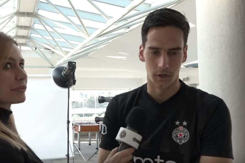 (VIDEO) CRNO-BELI MANEKENI: Pogledajte kako su fudbaleri Partizana pozirali pred objektivom fotoaparata
