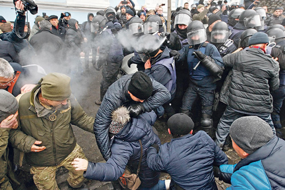 GORI U KIJEVU PRED PARTIZAN: Frka u Ukrajini zbog politike, crno-beli strepe
