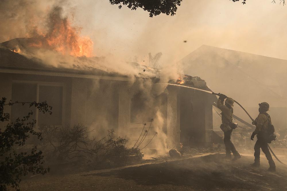 NAREĐENE HITNE EVAKUACIJE U KALIFORNIJI: Uništeno 11 kvadratnih kilometara, 400 vatrogasaca obuzdava vatrenu stihiju