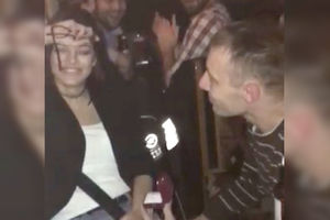 (VIDEO) DIJAMANTSKA RADIKALSKA VERIDBA: Ovako je Nikola Šešelj zaprosio devojku Jelenu! Evo šta se desilo kad joj je stavio prsten!